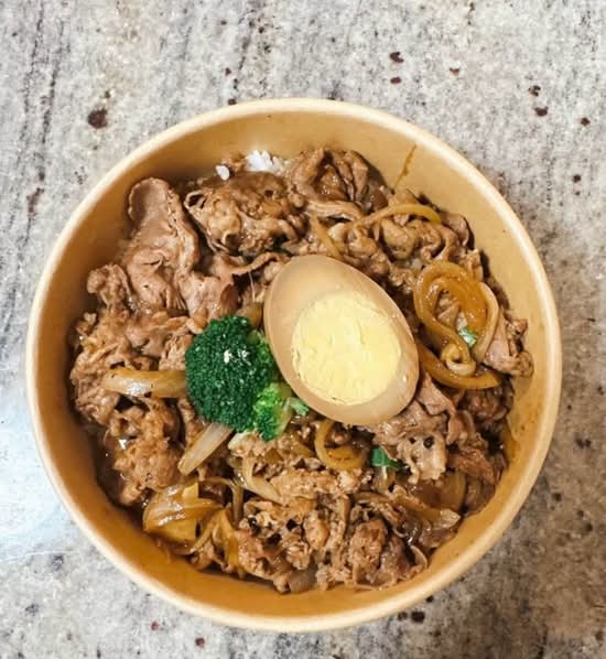 Stir-fry black pepper beef with rice 黑椒肥牛飯
